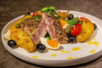 modern salads nicoise with seared tuna steaks